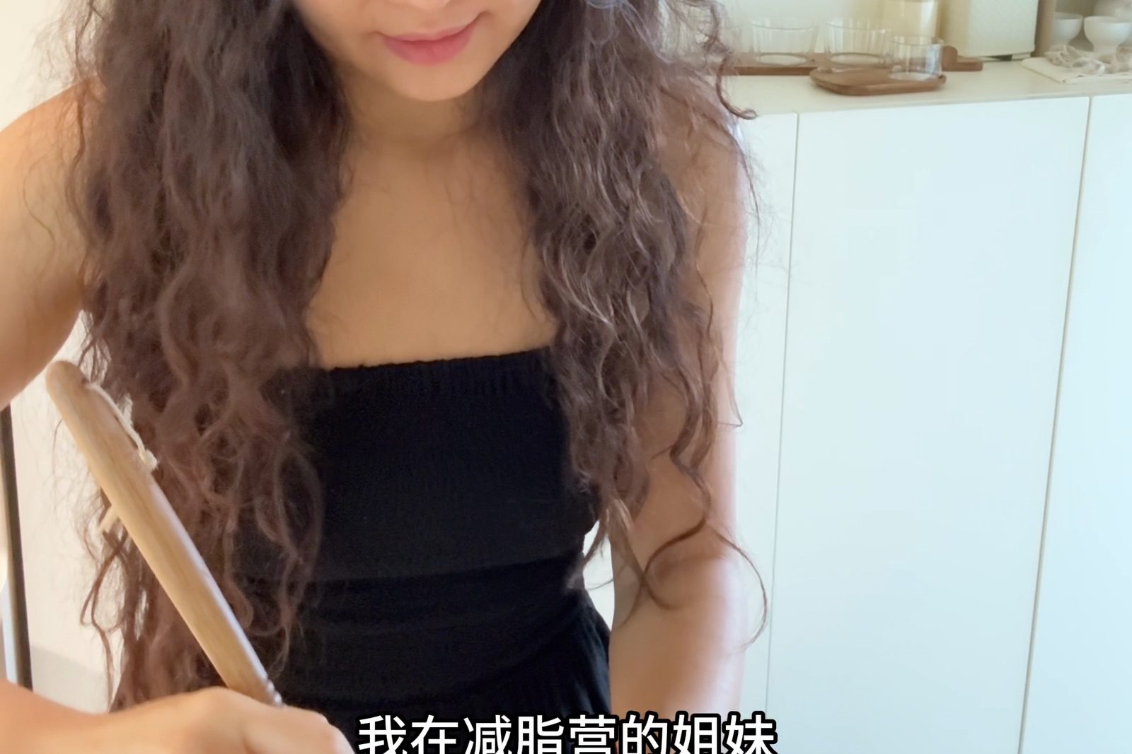 厨房里搅一碗抹茶 · Stirring a matcha bowl in the kitchen